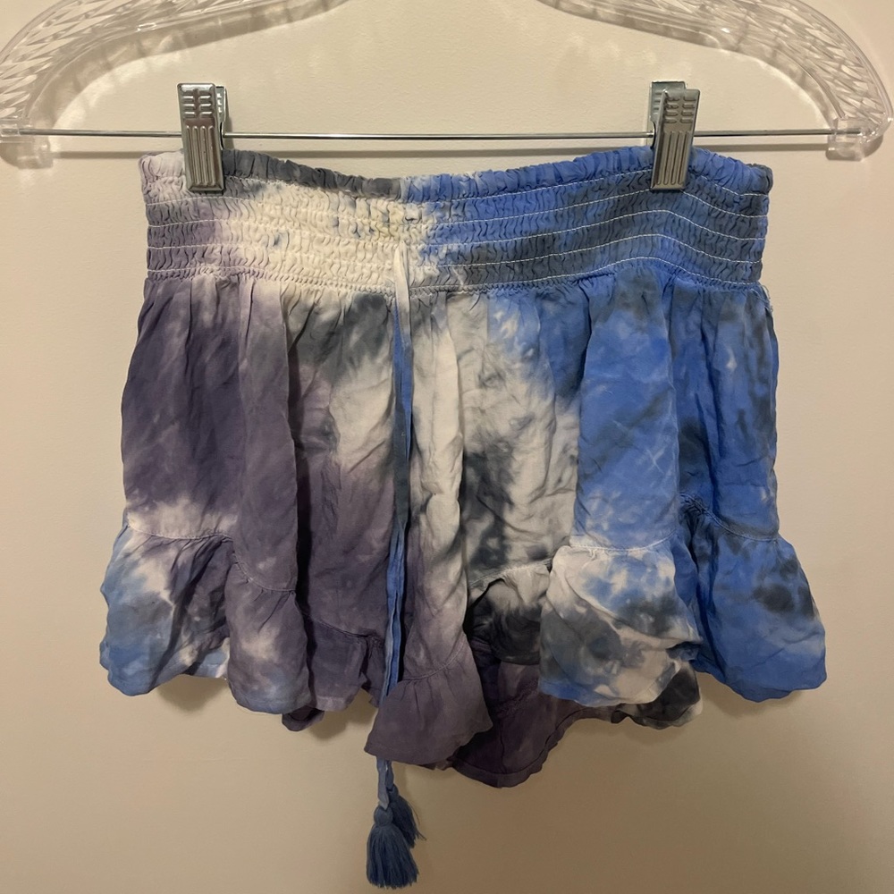 flowy cativo tie-dye shorts